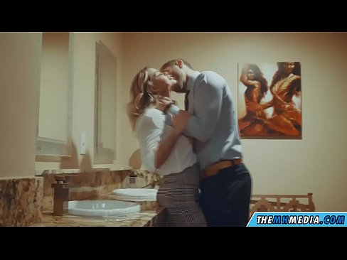❤️ Pe a faaosoosoina oe e se blonde busty i totonu o se faletaele lautele ❤️❌ Na'o le porn ☑